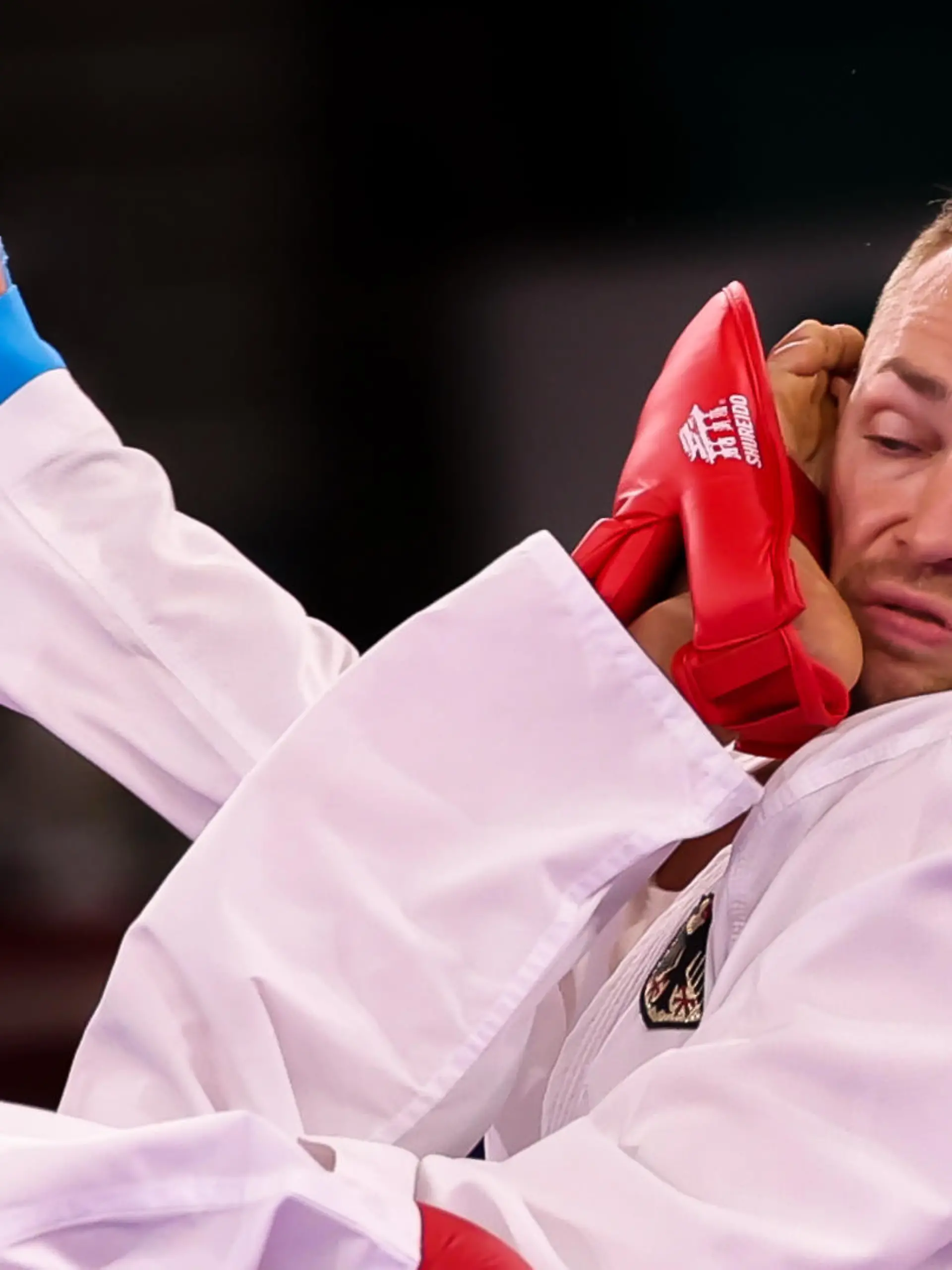 06.08.2021, Japan, Tokio: Karate: Olympia, Männer, Finalrunde, 75kg/Kumite im Nippon Budokan. Noah Bitsch (r) aus Deutschland in Aktion gegen Yahiro Tsuneari aus Australien. Foto: Jan Woitas/dpa +++ dpa-Bildfunk +++