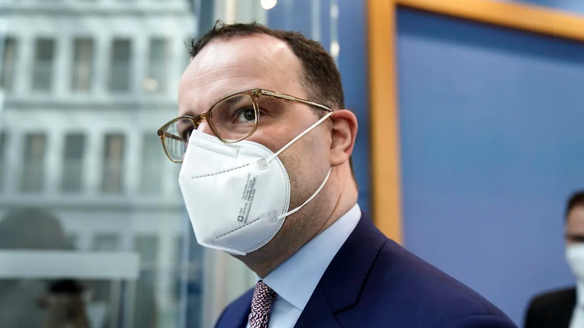  Bundespressekonferenz, Aktuelle Corona Lage Aktuell, 15.04.2021, Berlin, Bundesminister für Gesundheit Jens Spahn im Portrait bei verlassen der Bundespressekonferenz nach der Pressekonferenz zum Thema Aktuelle Corona-Lage Berlin Berlin Deutschland *** Federal Press Conference, Current Corona Situation Current, 15 04 2021, Berlin, Federal Minister of Health Jens Spahn in the portrait at leave the Federal Press Conference after the press conference on the topic Current Corona Situation Berlin Berlin Germany