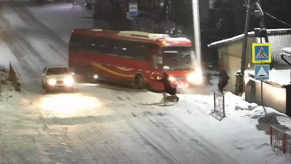 Fahrer will ausweichen! Bus verliert Kontrolle und kracht in Passanten Glätte-Chaos in Russland