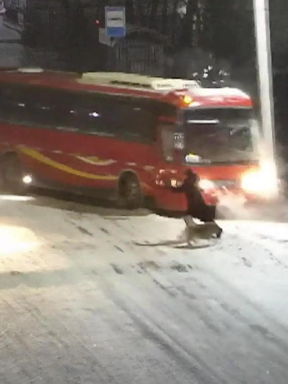 Bild zu: "Fahrer will ausweichen! Bus verliert Kontrolle und kracht in Passanten"