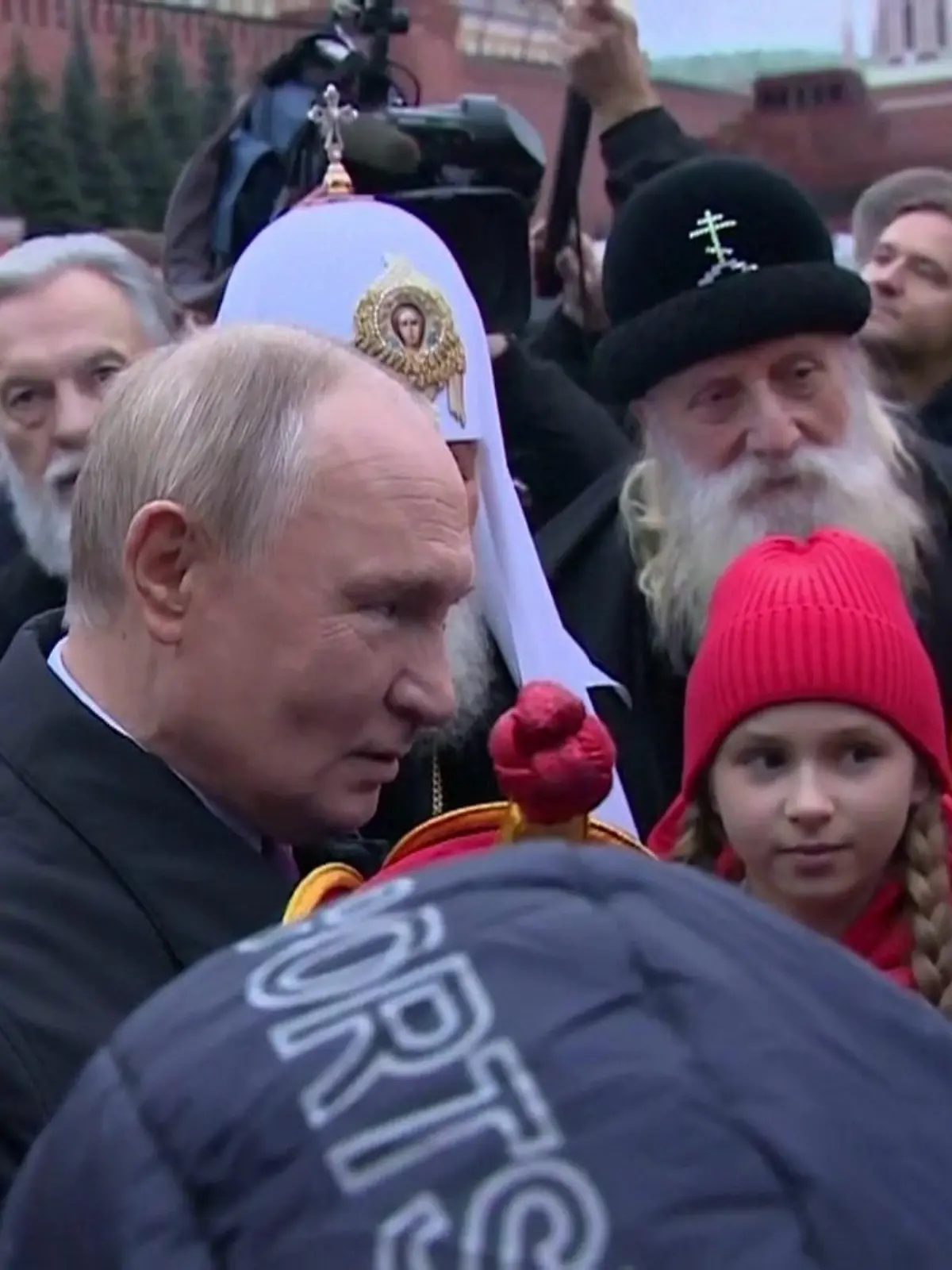 Bild zu: "Mädchen (11) bringt Wladimir Putin mit ergreifender Bitte aus dem Konzept"