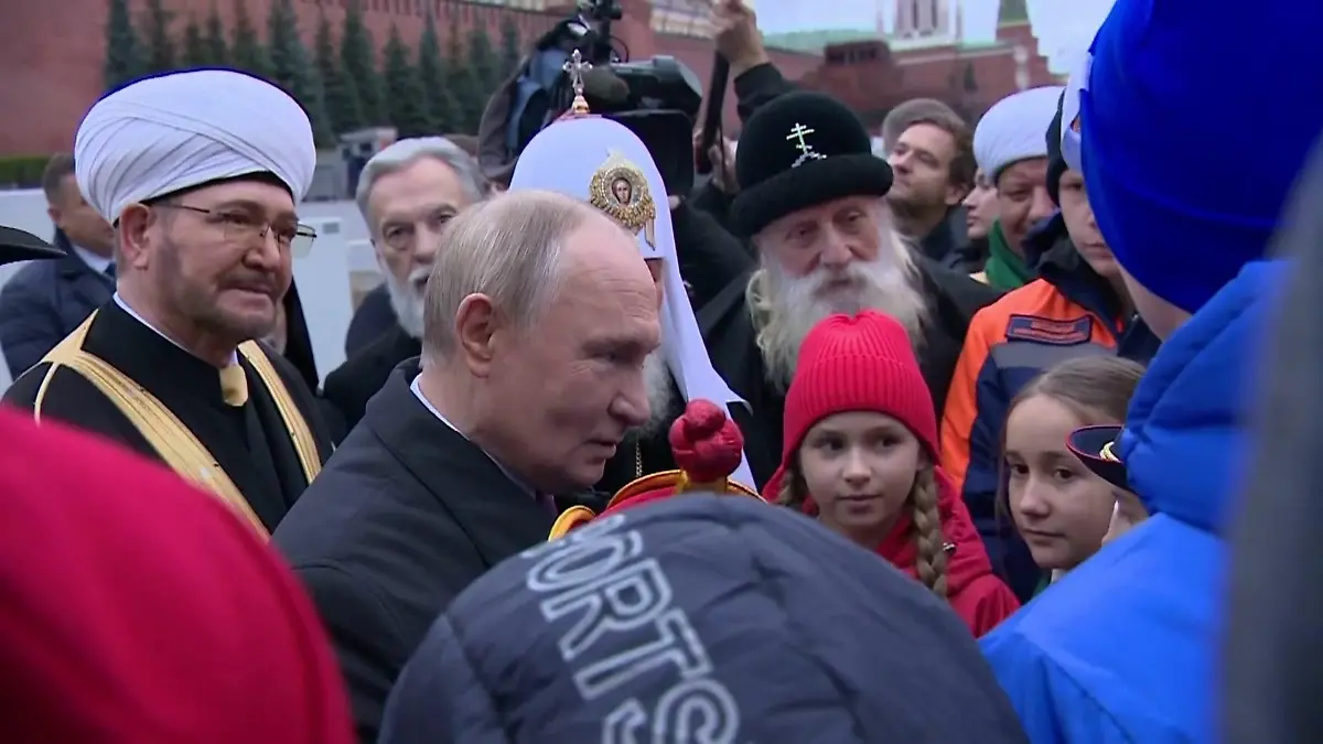 Kleine Kira (11) verunsichert Wladimir Putin mit herzzerreißender Bitte Ihr Onkel kämpft im Ukraine-Krieg