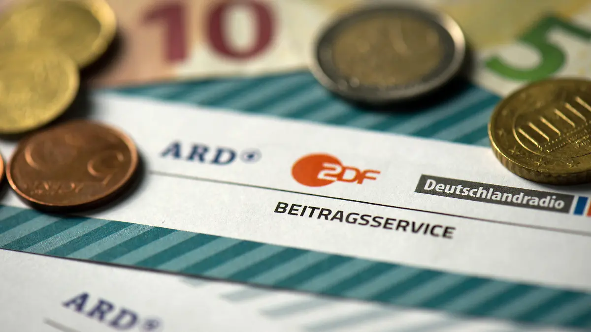 ARCHIV - ILLUSTRATION - 15.04.2016, Sachsen, Dresden: Münzgeld liegt auf Formularen für den Rundfunkbeitrag von ARD, ZDF und Deutschlandradio. (zu dpa: «Vor dem Urteil des Bundesverfassungsgerichts zum Rundfunkbeitrag» vom 18.07.2018) Foto: Arno Burgi/dpa-Zentralbild/dpa +++ dpa-Bildfunk +++