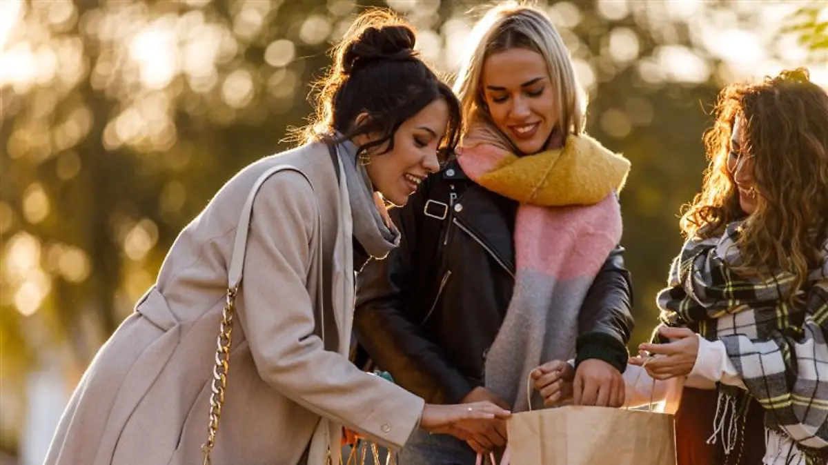 Frauen shoppen Mode für den Herbst.