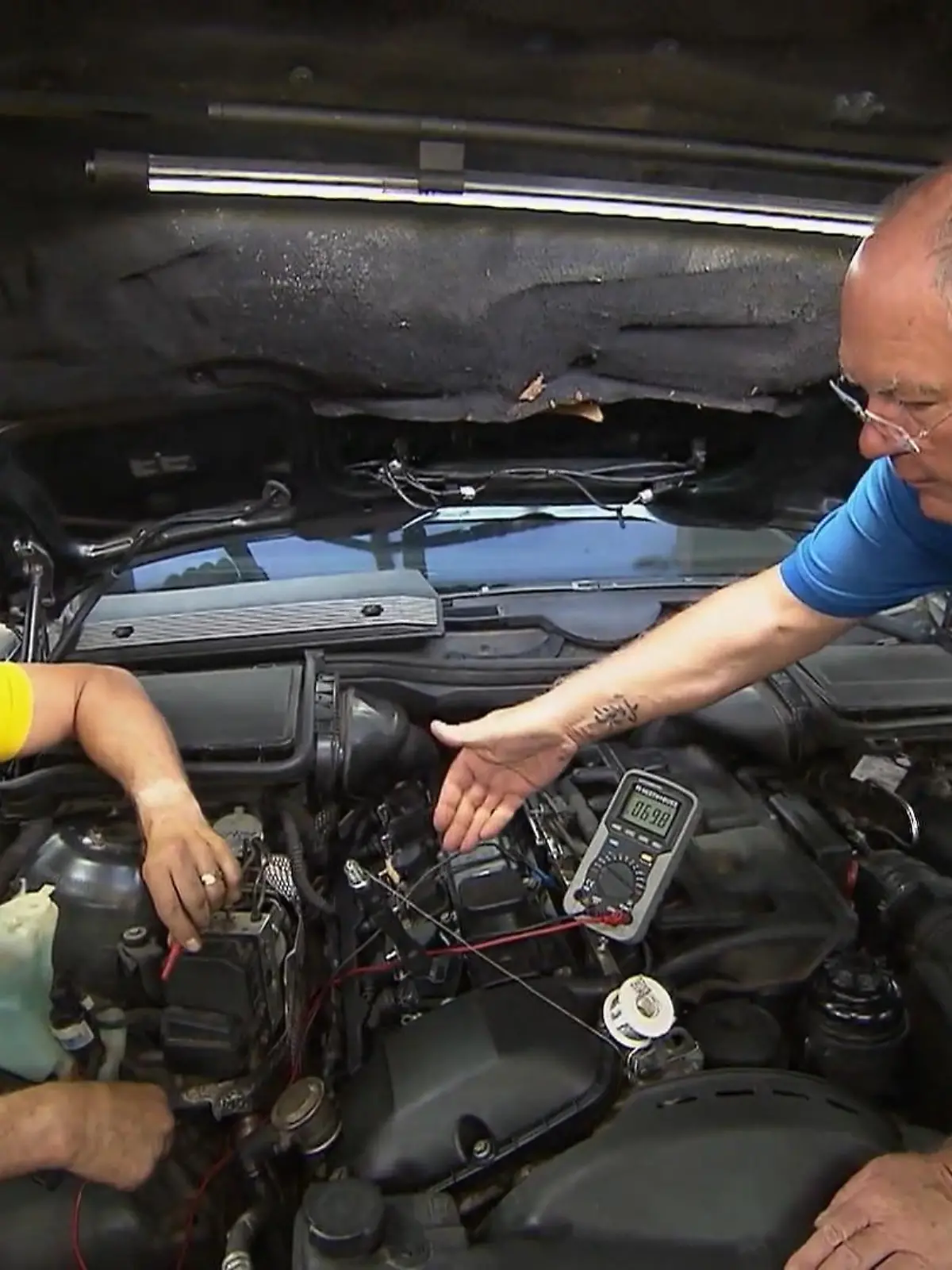 Bild zu: "Die Autodoktoren prüfen das Steuergerät des BMW"