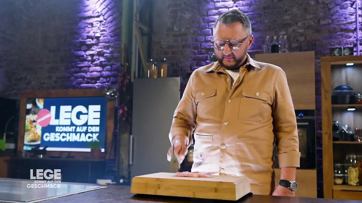 Sebastian Lege testet, womit man ein Schnitzel wirklich klopfen kann Schnitzel trifft Experimentierfreude