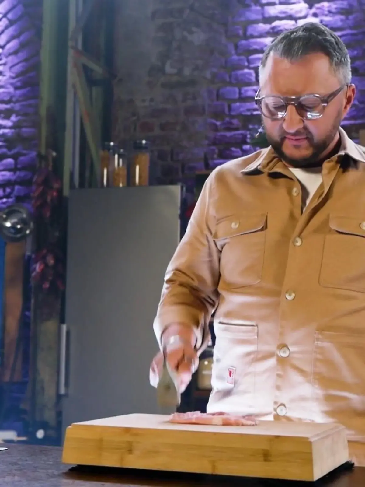 Bild zu: "Sebastian Lege testet, womit man ein Schnitzel wirklich klopfen kann"