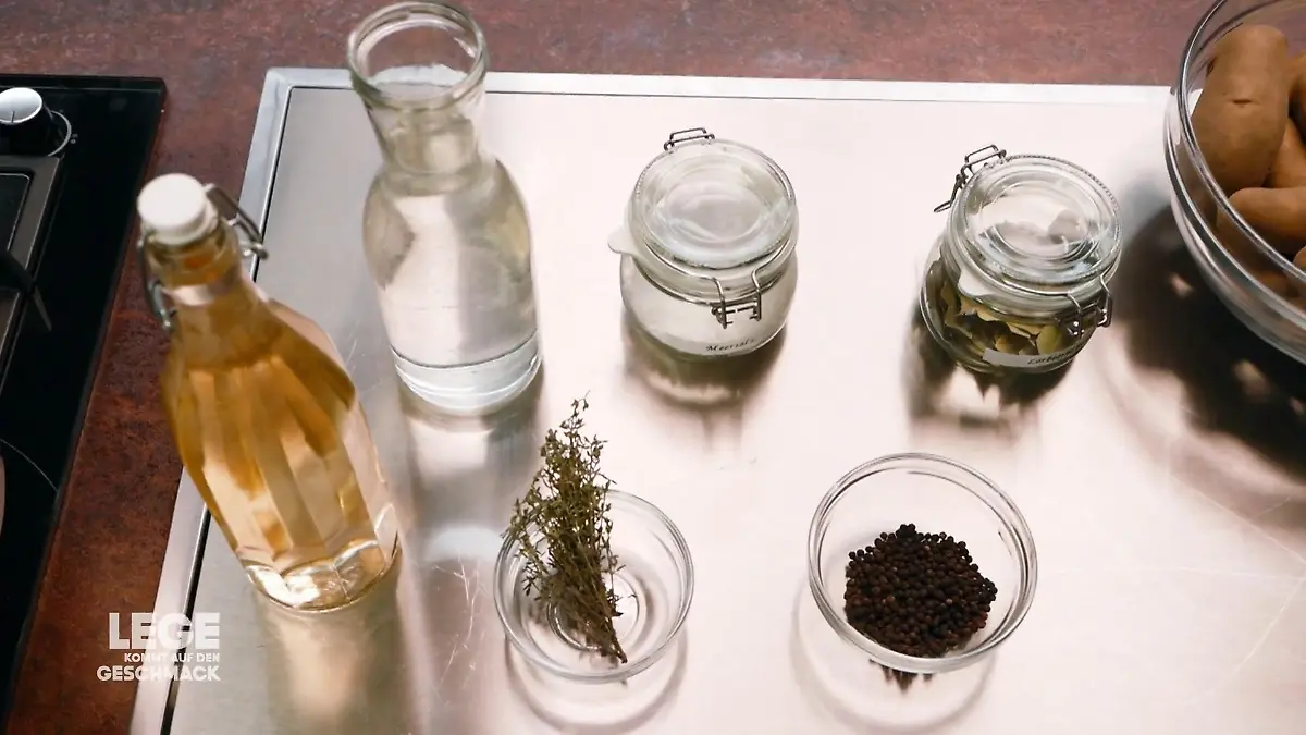 Sebastian Lege verfeinert seine Kartoffeln im Aromabad Genuss beginnt bei der Beilage