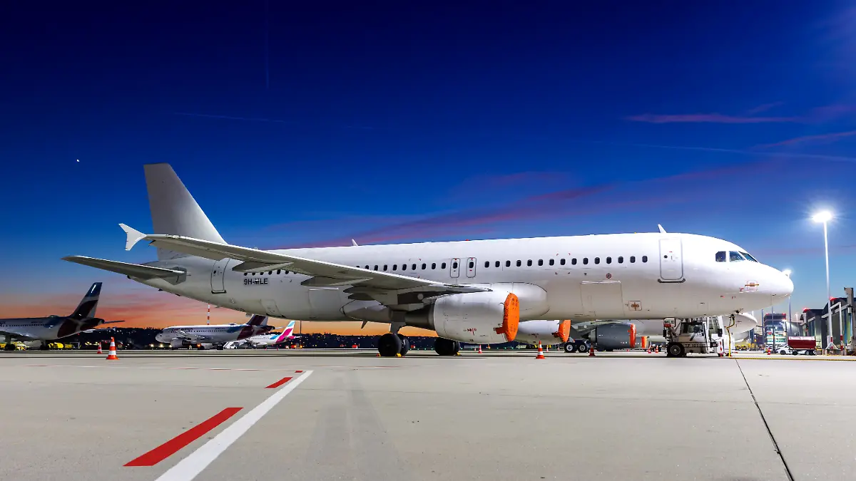 Ein Airbus A320 Flugzeug der Avion Express Malta mit dem Kennzeichen 9H-MLE steht auf dem Flughafen Stuttgart. Die Flugesellschaft flog im sogenannten Wet Lease auch für Eurowings