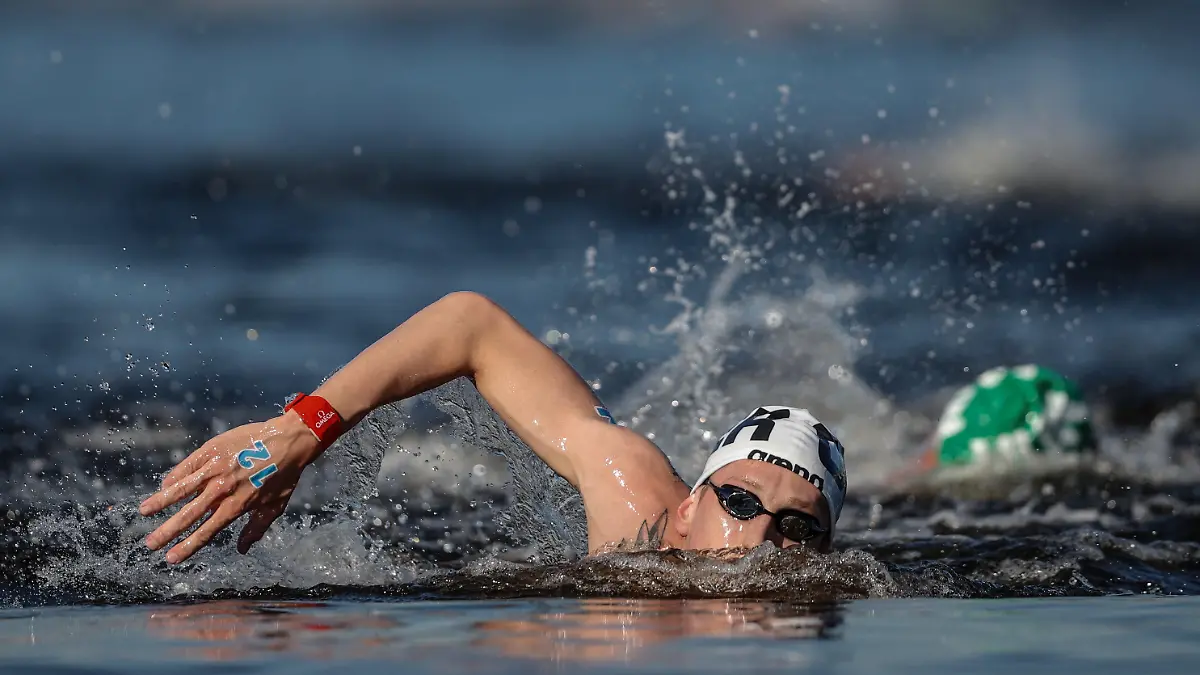 05.08.2021, Japan, Tokio: Schwimmen: Olympia, Freiwasser - 10 km, Männer im Odaiba Marine Park. Florian Wellbrock (l) aus Deutschland in Aktion. Foto: Oliver Weiken/dpa +++ dpa-Bildfunk +++