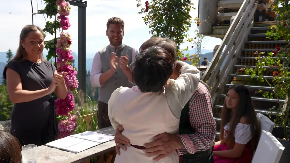 „Bauer sucht Frau"-Kultpaar Josef und Narumol sagt nochmal JA RTL-Reporterin erneuert Ehe-Gelübde