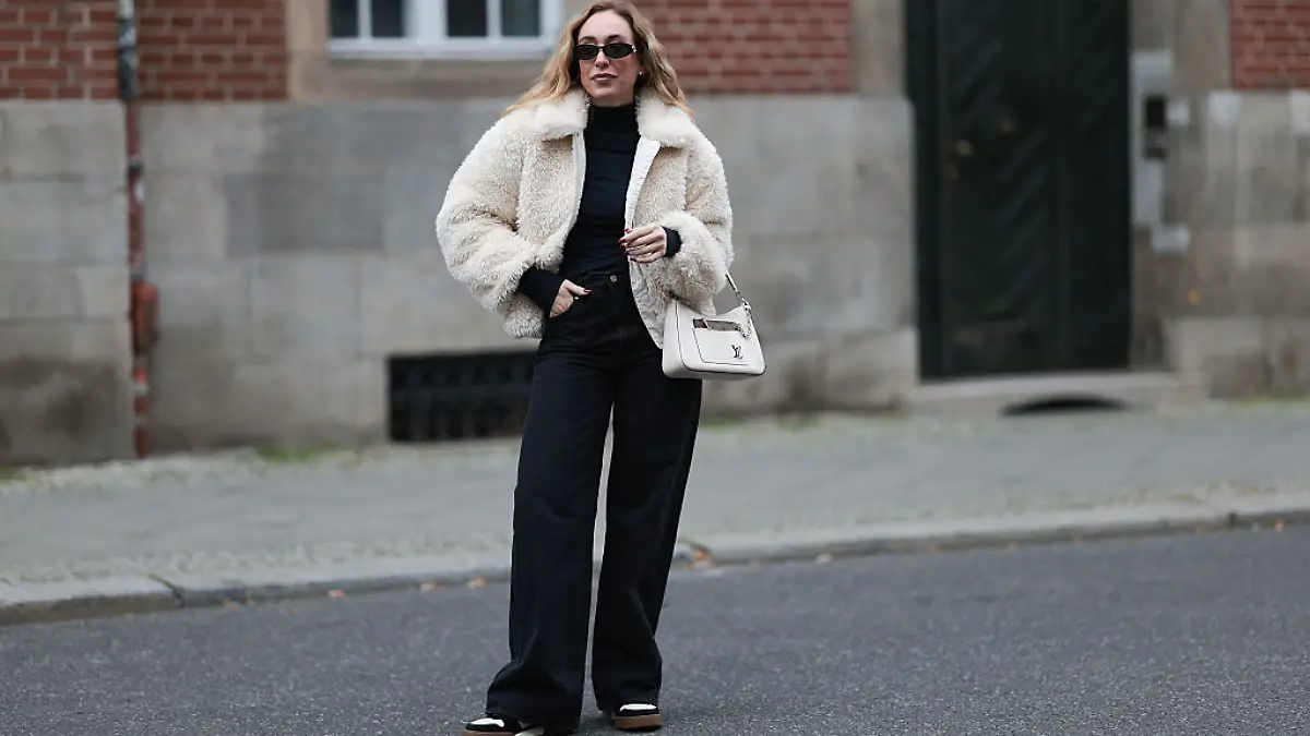 Frau trägt schwarze Levis Jeans