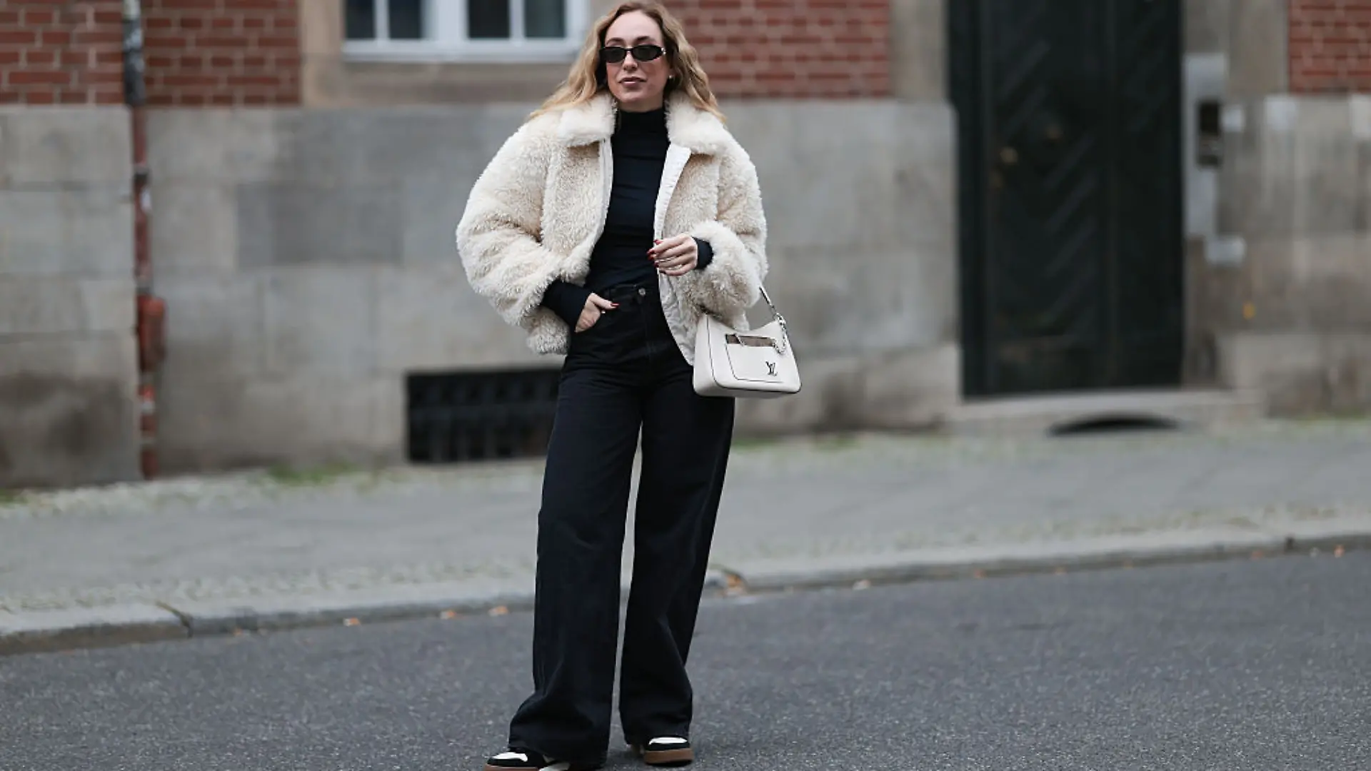 Frau trägt schwarze Levis Jeans