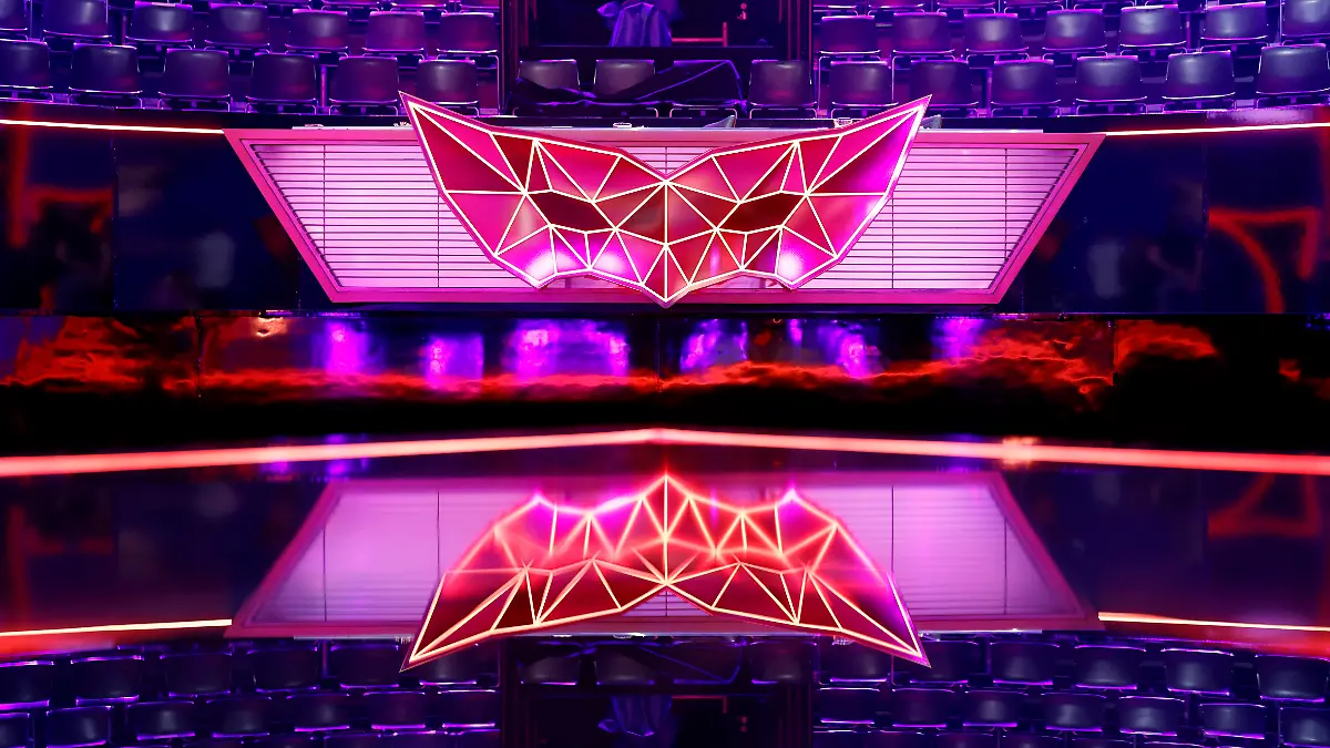 Das Pult mit den Sitzplätzen für das Rateteam und dem Logo der Show in der Prosieben-Show The Masked Singer in den MMC-Studios in Ossendorf