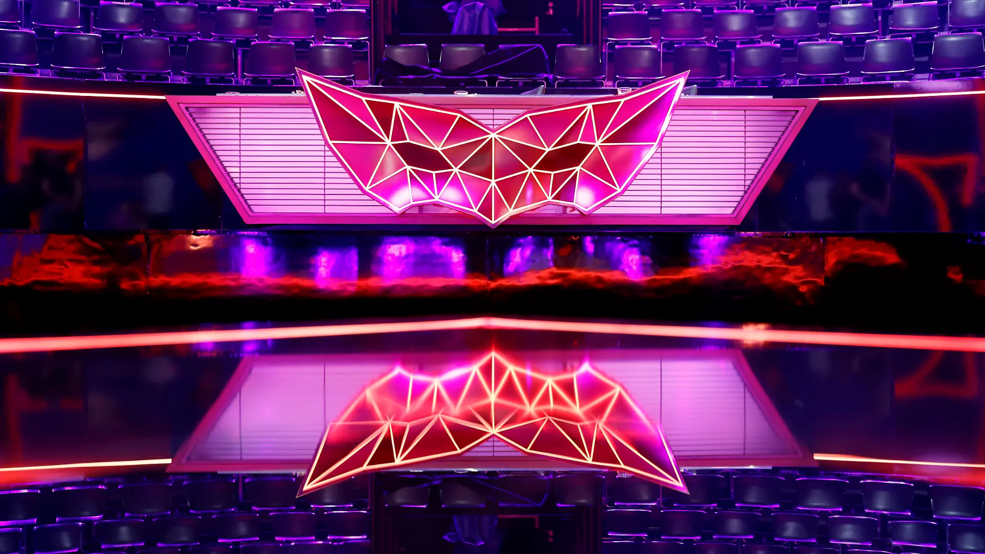 Das Pult mit den Sitzplätzen für das Rateteam und dem Logo der Show in der Prosieben-Show The Masked Singer in den MMC-Studios in Ossendorf
