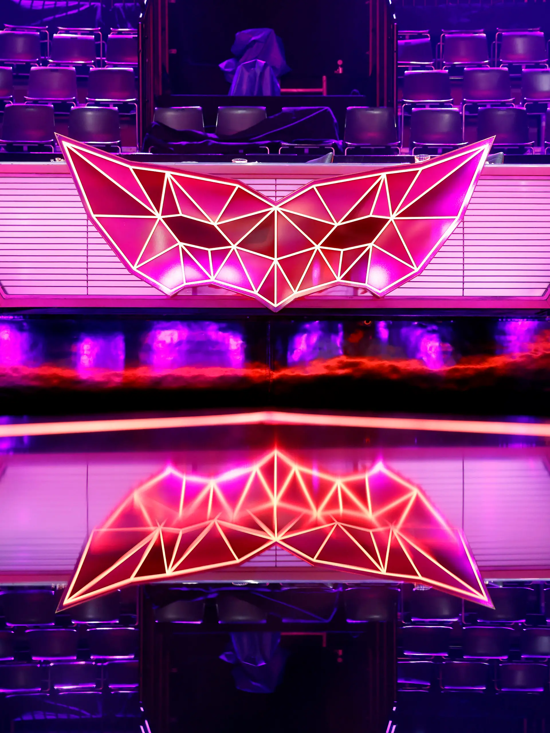 Das Pult mit den Sitzplätzen für das Rateteam und dem Logo der Show in der Prosieben-Show The Masked Singer in den MMC-Studios in Ossendorf