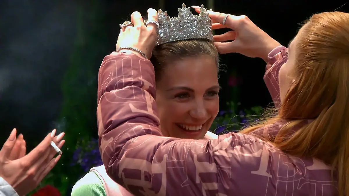 Tara Tabitha überreicht ausgerechnet IHR die Krone „Sommerhaus der Stars“-Krönung