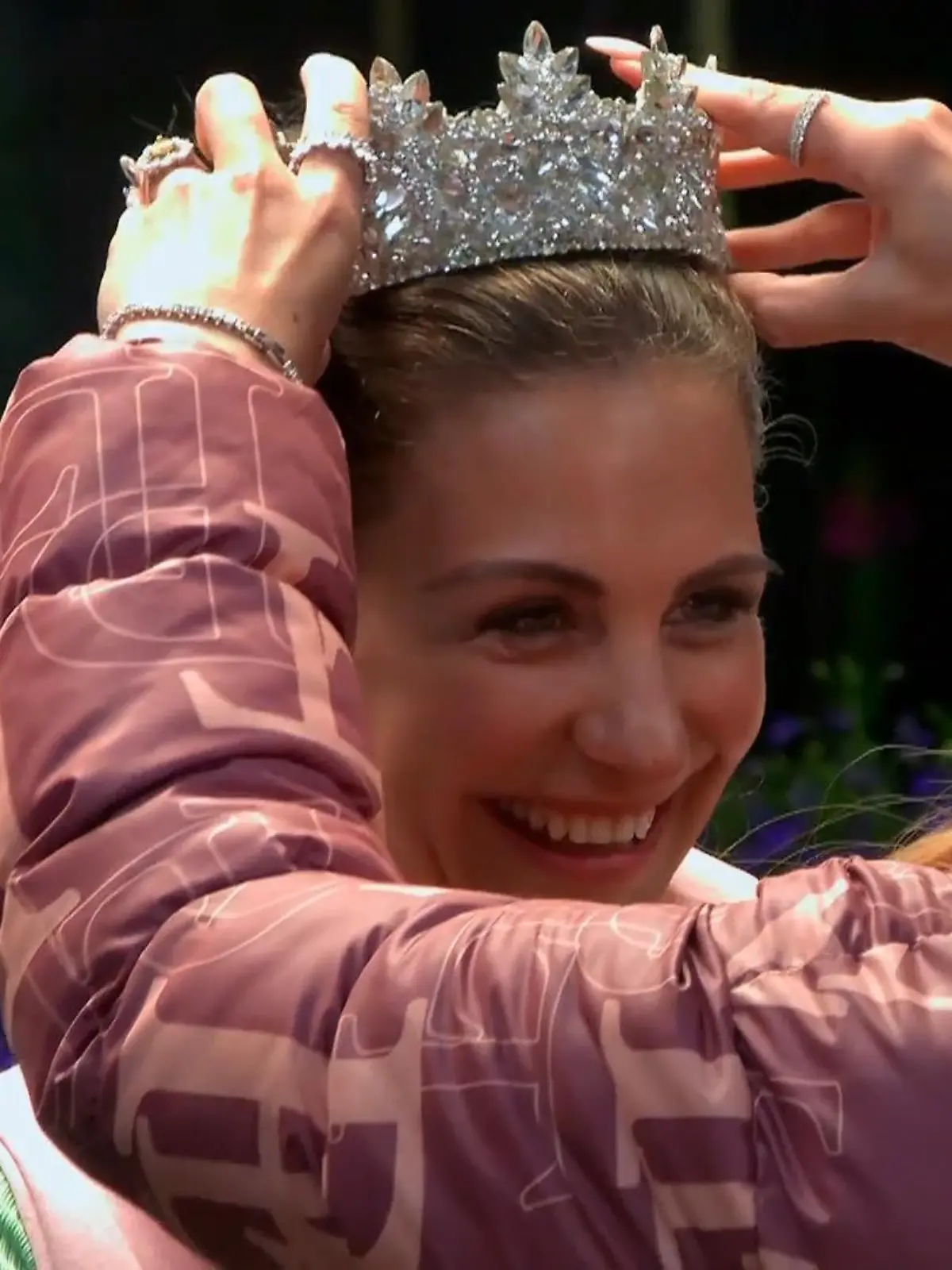 Bild zu: "Tara Tabitha überreicht ausgerechnet IHR die Krone"