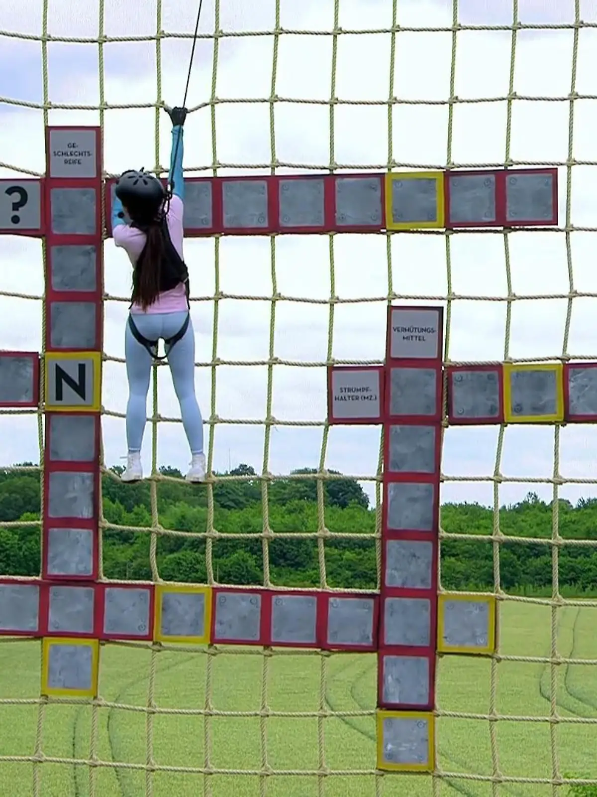 Bild zu: "Paare geraten beim Spiel aneinander"