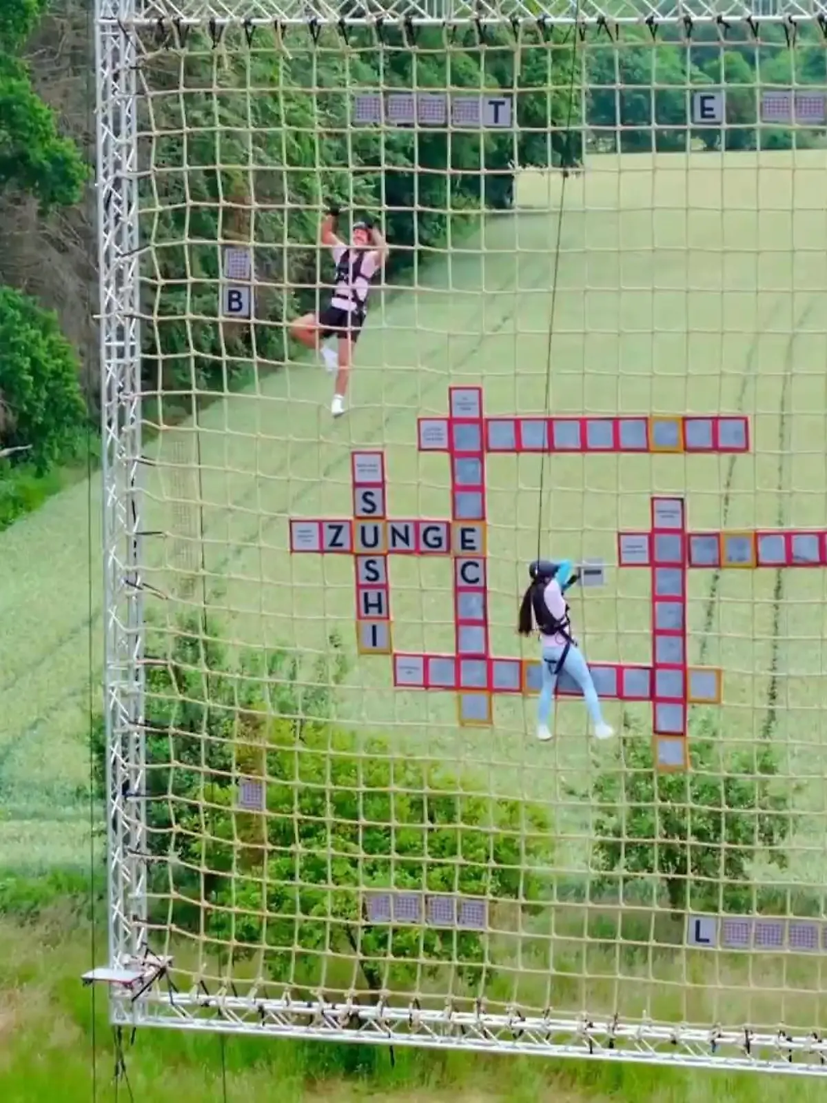 Bild zu: "Welches Paar meistert das Kreuzworträtsel?"