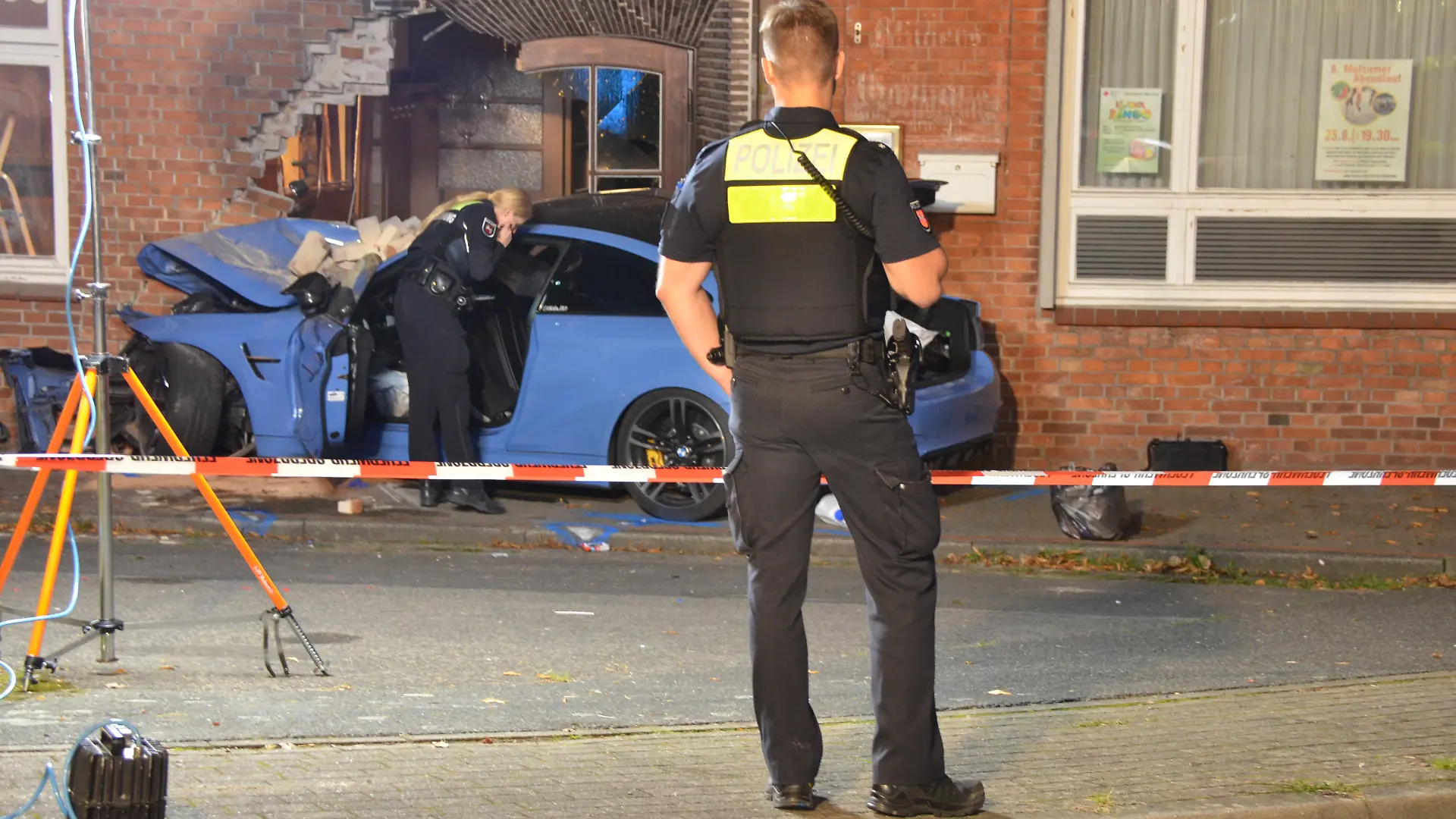 Polizeibeamte bei den Ermittlungen UnfallStade 2023