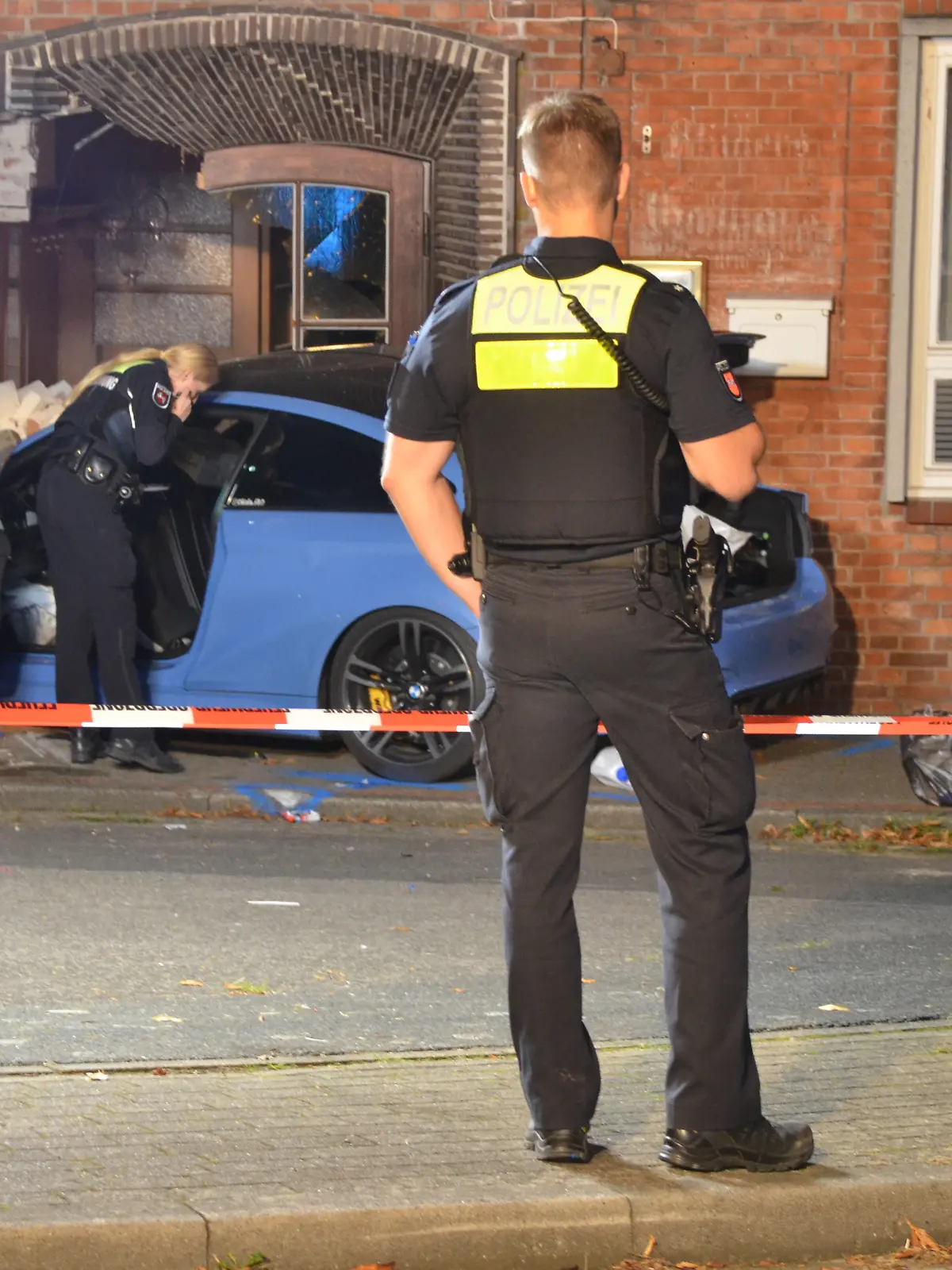 Bild zu: "Wagen kracht in Hauswand, Beifahrer stirbt! Angeklagter (30) bittet Eltern um Verzeihung"