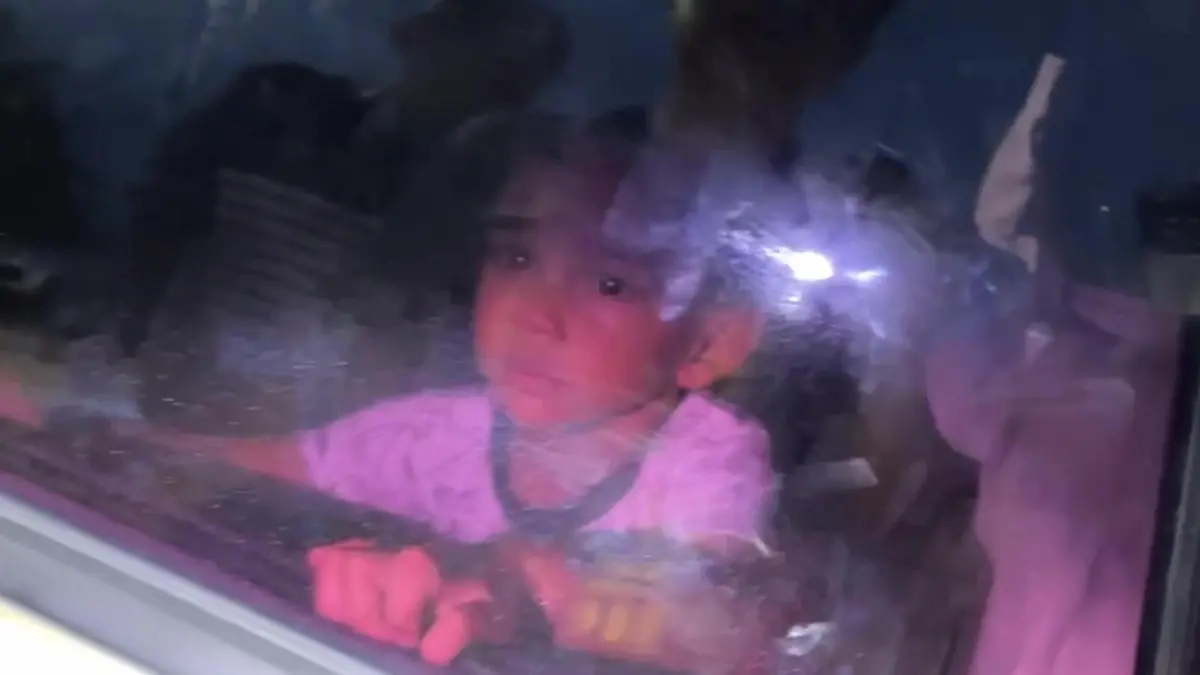 Lebensgefahr bei Extremhitze! Junge (2) schließt sich alleine in Auto ein Vater kann ihn nicht befreien