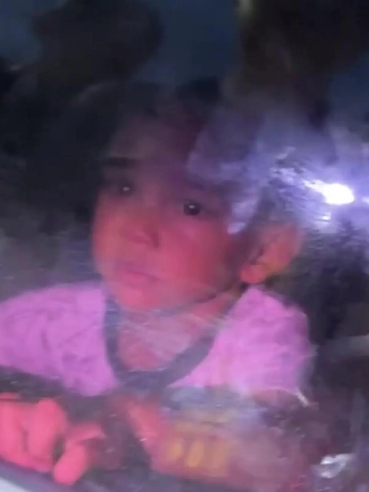 Bild zu: "Lebensgefahr bei Extremhitze! Junge (2) schließt sich alleine in Auto ein"