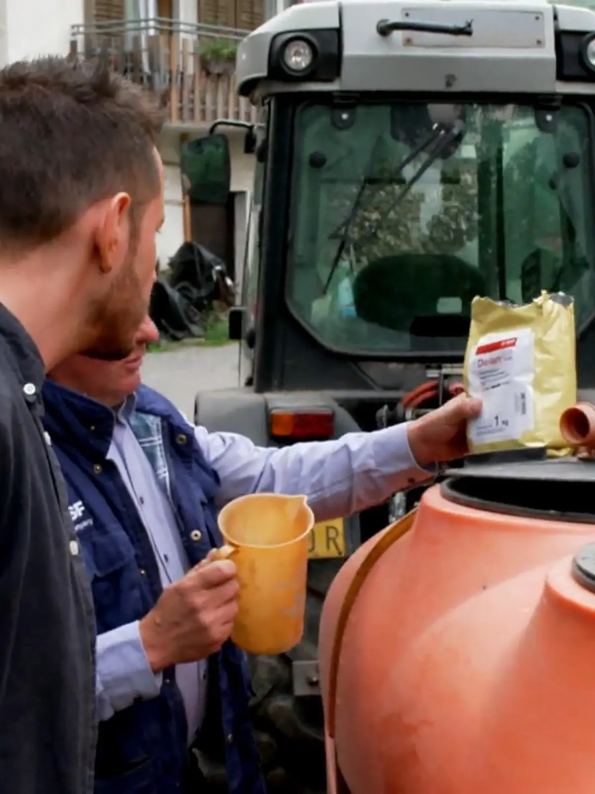 Bild zu: "Dieser Landwirt schwört auf die giftige Chemie"