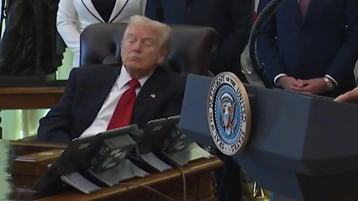 Dösender Donald? Hier fallen US-Präsident Trump die Augen zu – mitten im Meeting! Nickerchen im Oval Office