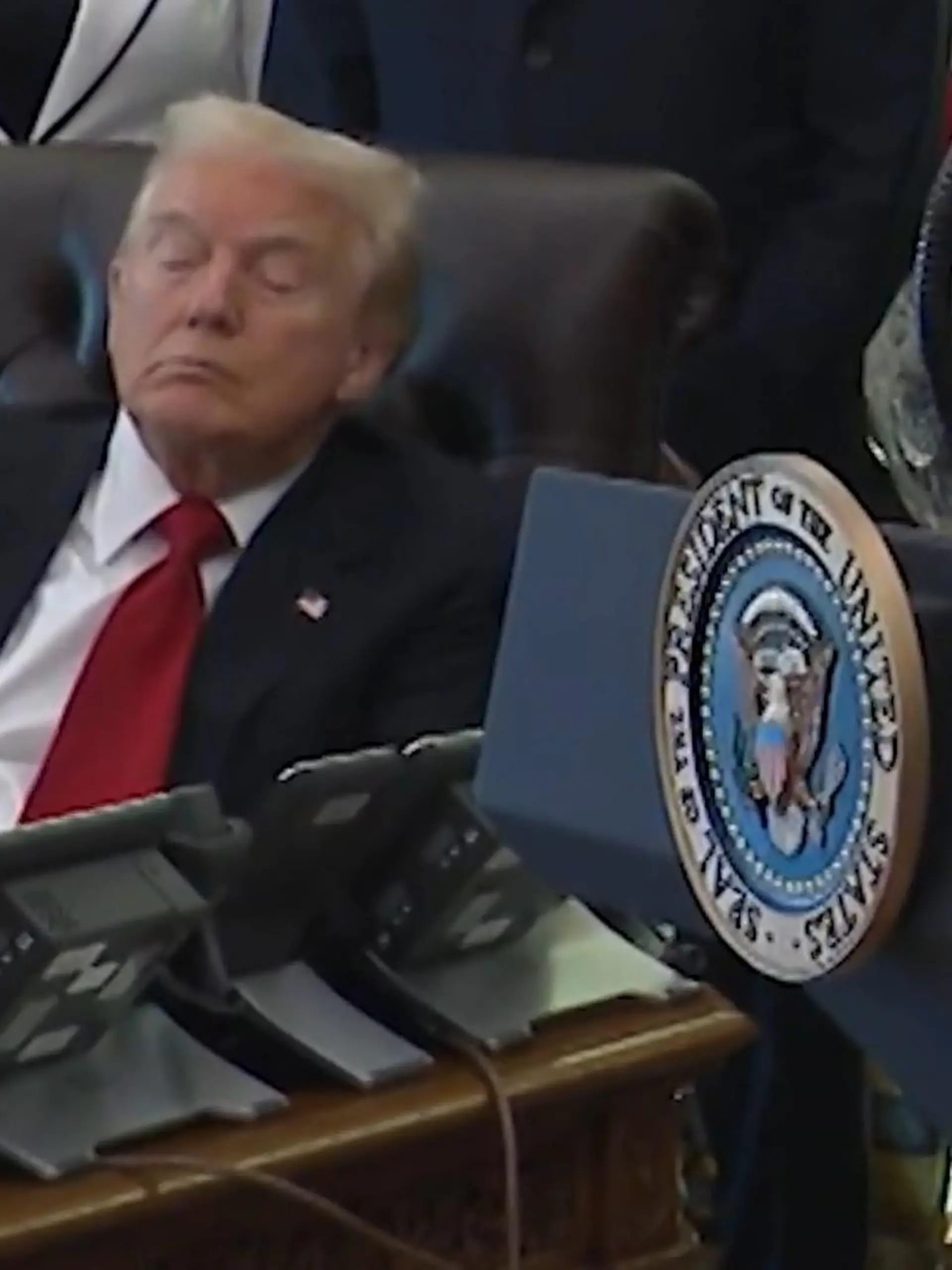 Bild zu: "Dösender Donald? Hier fallen US-Präsident Trump die Augen zu – mitten im Meeting!"
