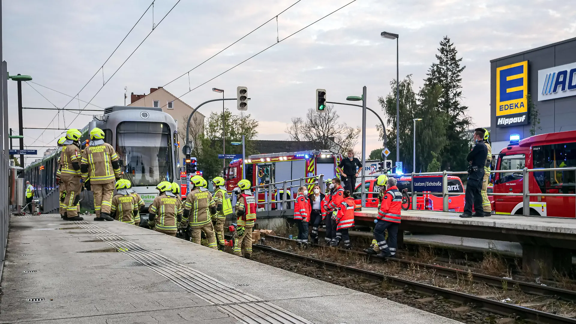  Ein Toter bei Stadtbahnunfall in Laatzen Bei einem Stadtbahnunfall in Laatzen wurde eine männliche Person von der Bahn erfasst und getötet. Die Feuerwehr musste aufwendig die Person bergen. *** One dead in light rail accident in Laatzen In a light rail accident in Laatzen, a male person was hit by the train and killed The fire brigade had to rescue the person at great expense Copyright: xBerndxGüntherx