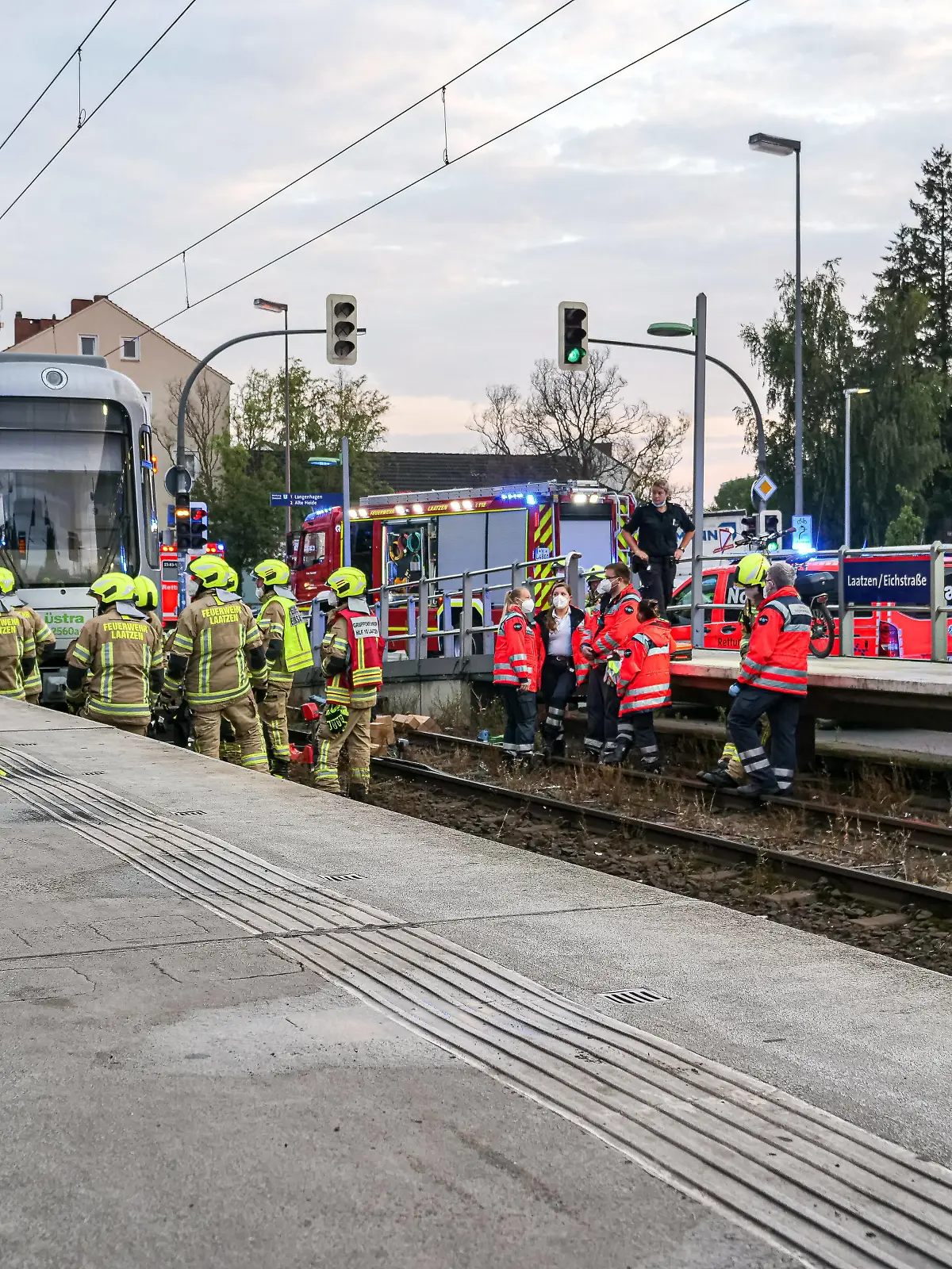  Ein Toter bei Stadtbahnunfall in Laatzen Bei einem Stadtbahnunfall in Laatzen wurde eine männliche Person von der Bahn erfasst und getötet. Die Feuerwehr musste aufwendig die Person bergen. *** One dead in light rail accident in Laatzen In a light rail accident in Laatzen, a male person was hit by the train and killed The fire brigade had to rescue the person at great expense Copyright: xBerndxGüntherx
