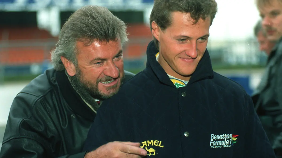 Schumacher-Manager Willi Weber (l.) im Gespräch mit Formel-1-Pilot Michael Schumacher (Aufnahme vom April 1992). 
