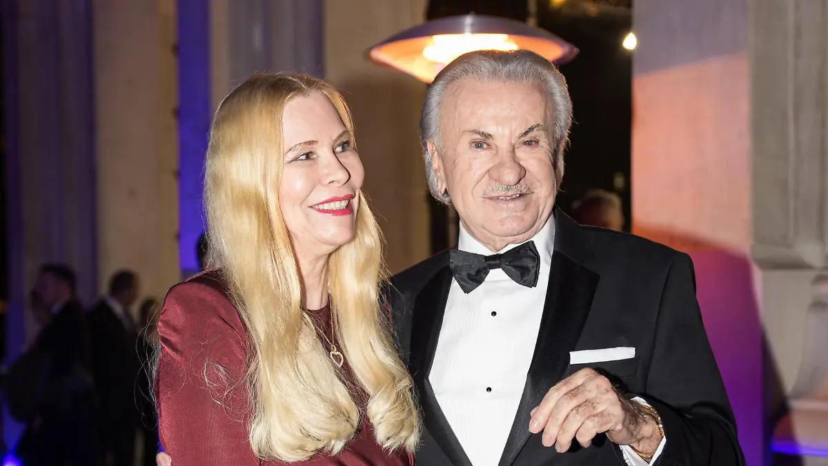 Willi Weber mit seiner Lebensgefährtin Heike Geißler auf den 43. Deutschen Sportpresseball in Frankfurt am 8. November 2025 