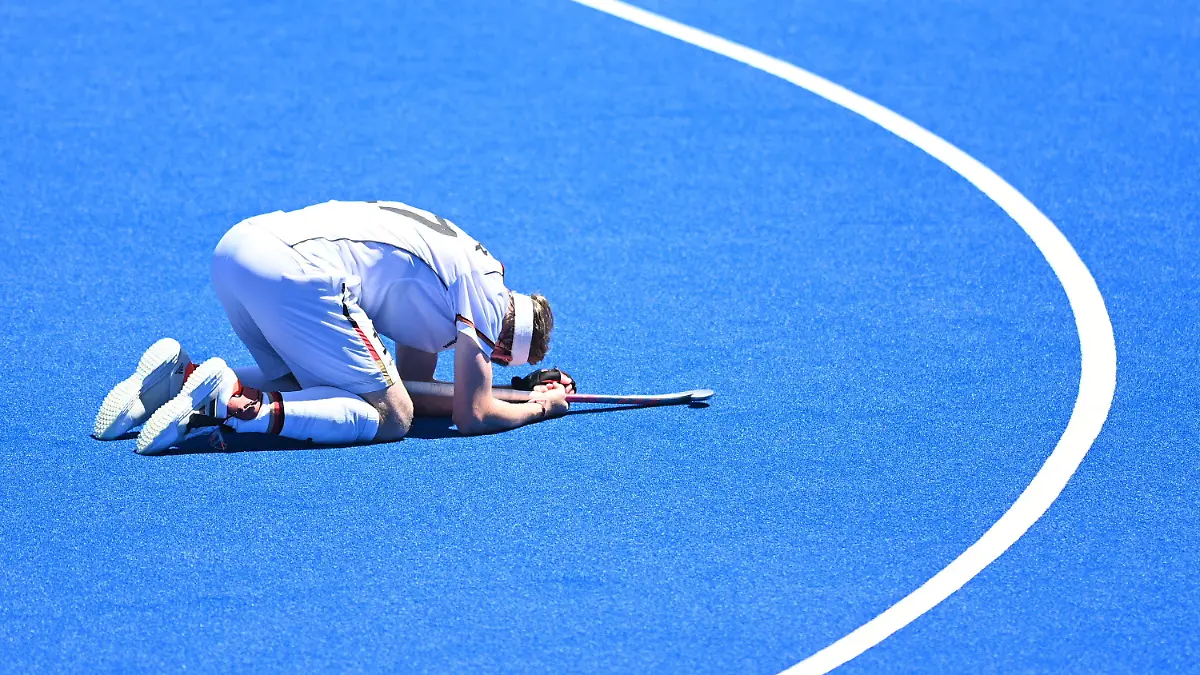 05.08.2021, Japan, Tokio: Hockey, Herren: Olympia, Deutschland - Indien, Finalrunde, Spiel um Platz 3 im Oi Hockey Stadium. Jan Christopher Ruhr aus Deutschland liegt nach der Niederlage am Boden. Foto: Swen Pförtner/dpa +++ dpa-Bildfunk +++