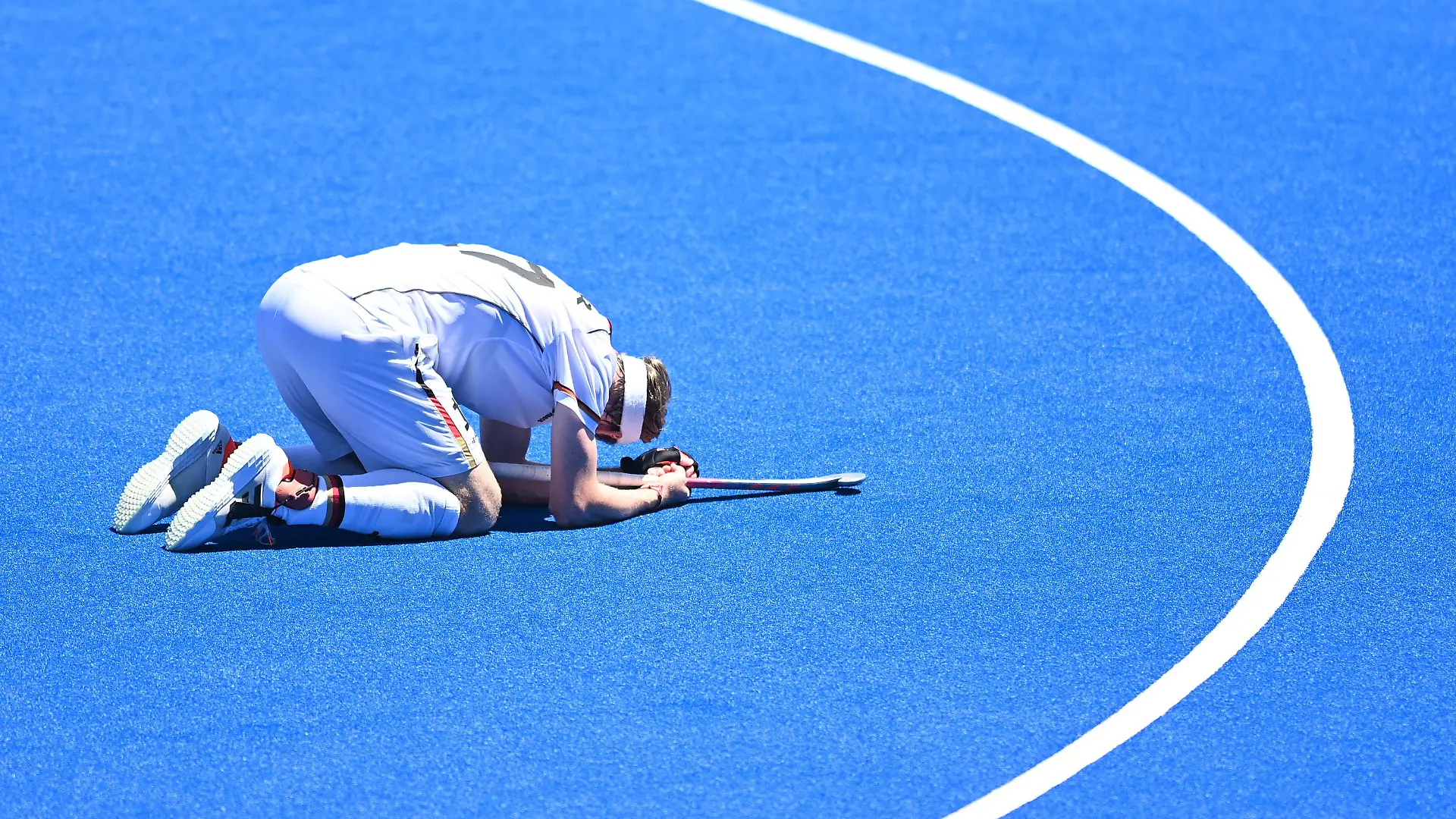 05.08.2021, Japan, Tokio: Hockey, Herren: Olympia, Deutschland - Indien, Finalrunde, Spiel um Platz 3 im Oi Hockey Stadium. Jan Christopher Ruhr aus Deutschland liegt nach der Niederlage am Boden. Foto: Swen Pförtner/dpa +++ dpa-Bildfunk +++