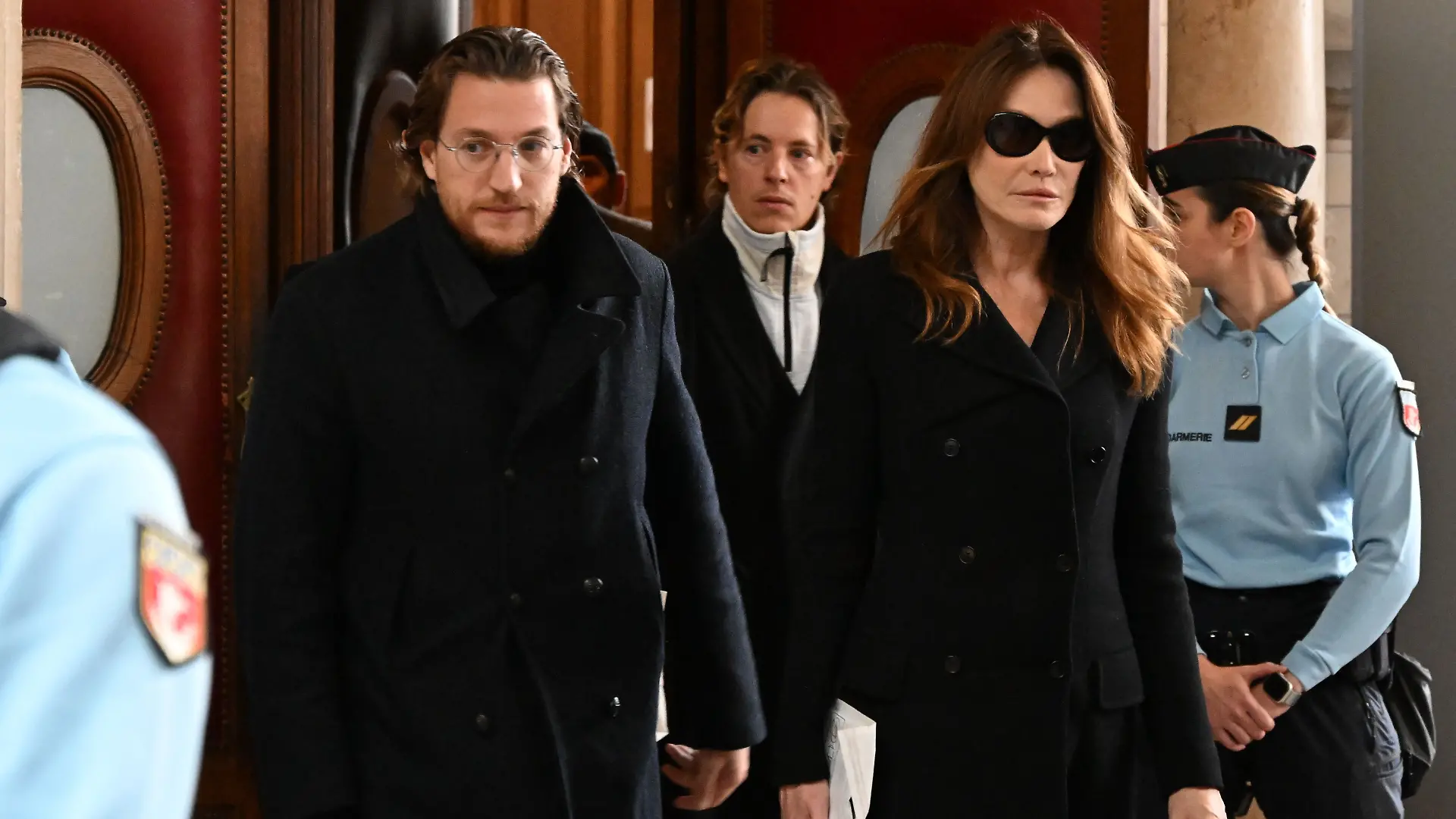 Nicolas Sarkozys Jean Sarkozy (l) und seine Ehefrau Carla Bruni-Sarkozy beim Verlassen des Gerichts nach der Berufungsverhandlung