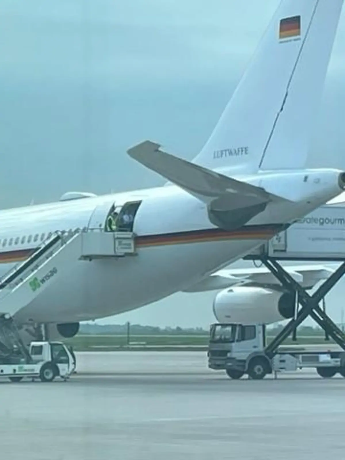 Außenministerin Annalena Baerbock kann nicht direkt nach Saudi-Arabien fliegen: Eine Panne bremst!
