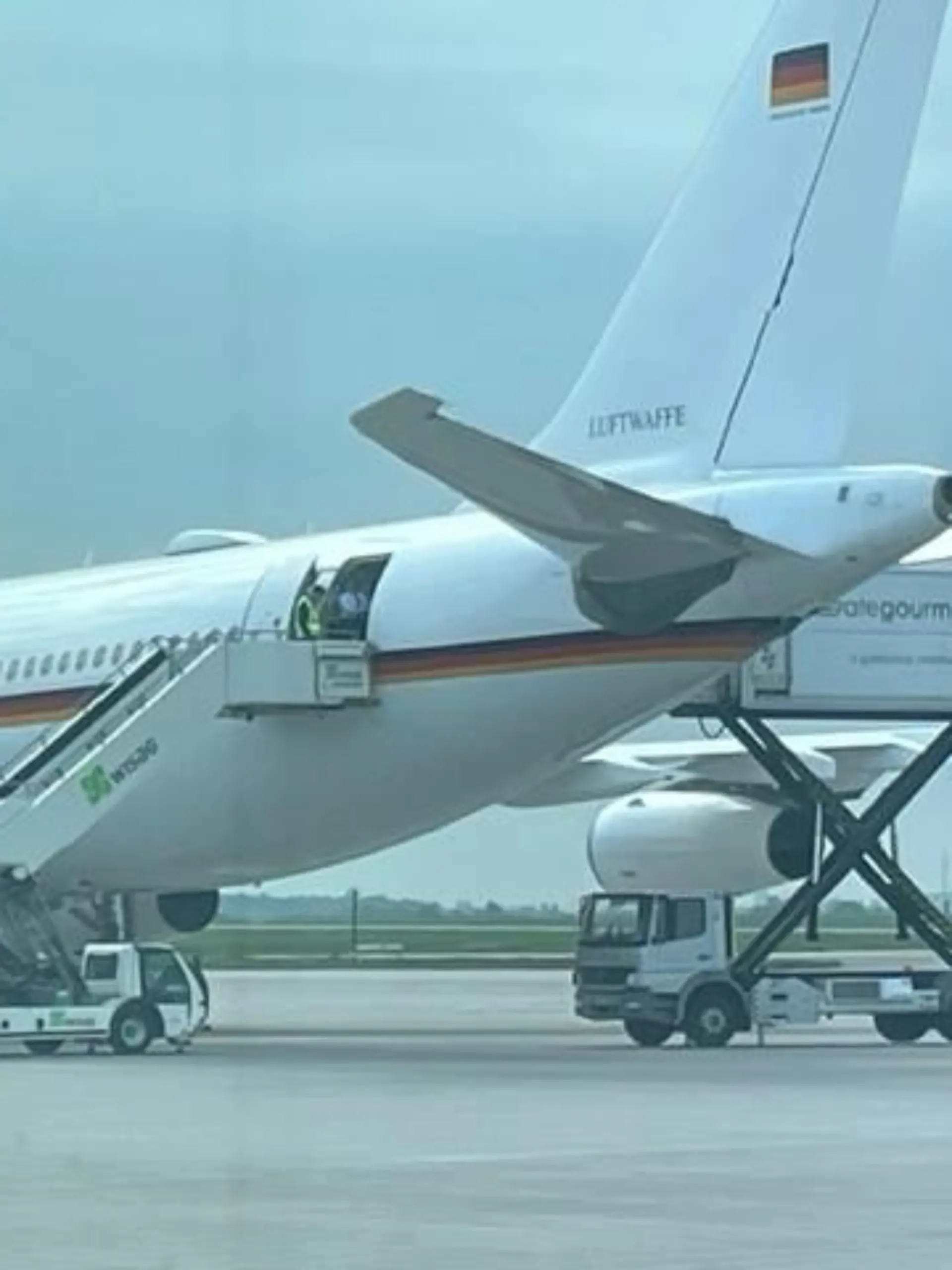 Außenministerin Annalena Baerbock kann nicht direkt nach Saudi-Arabien fliegen: Eine Panne bremst!