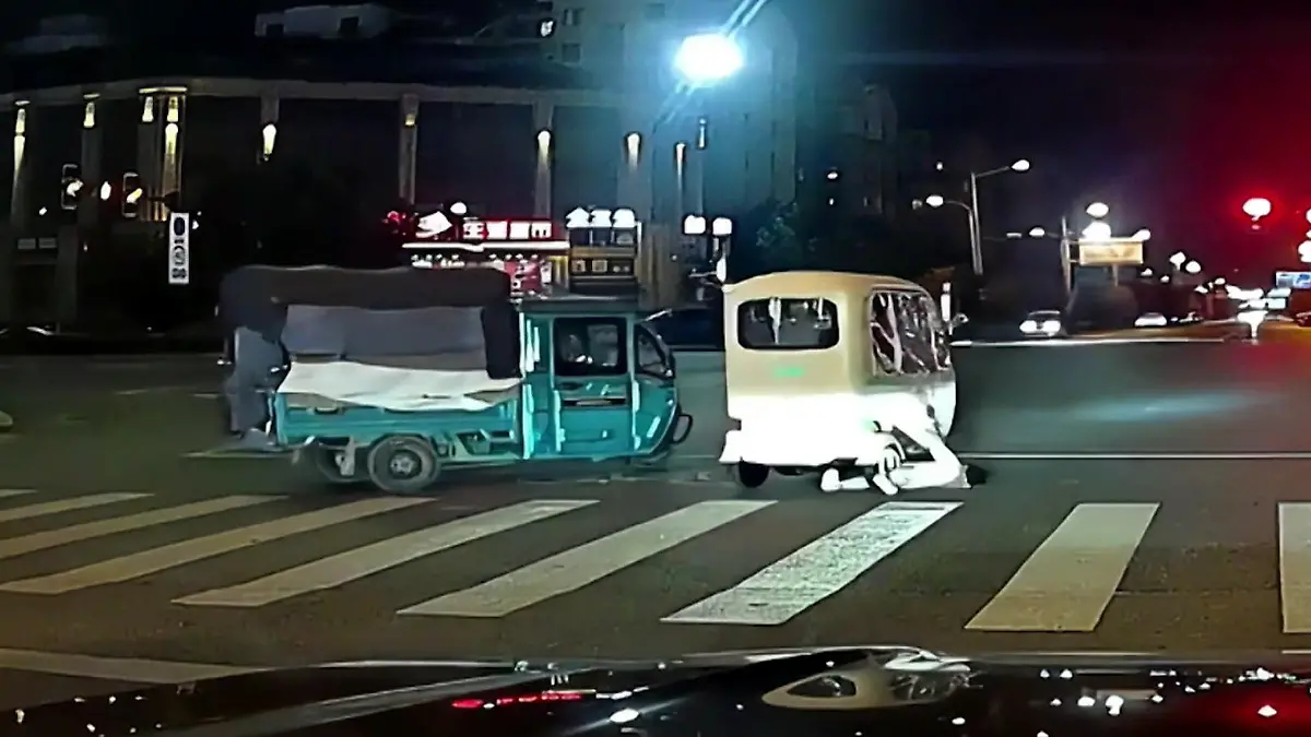 Während Fahrt unter Auto gerutscht! Kleinkind fällt von Rücksitz Mitten auf belebter Kreuzung