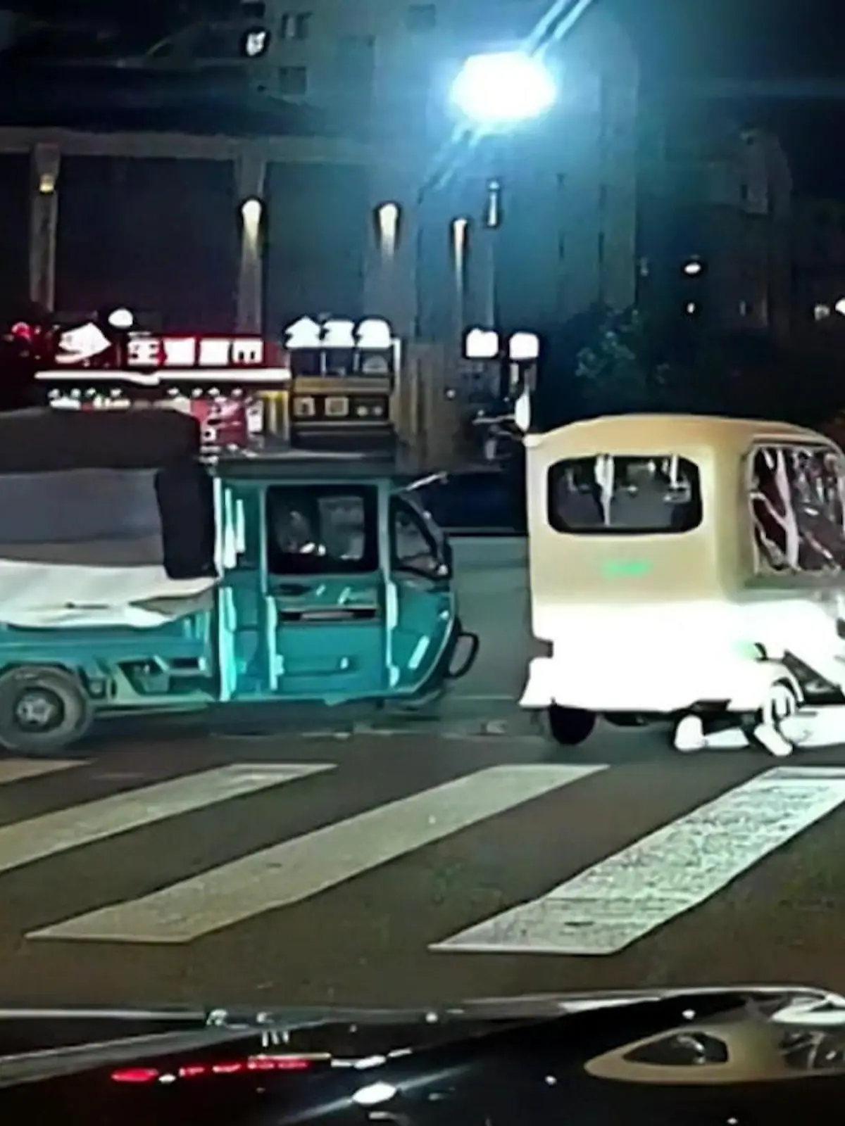 Bild zu: "Während Fahrt unter Auto gerutscht! Kleinkind fällt von Rücksitz"