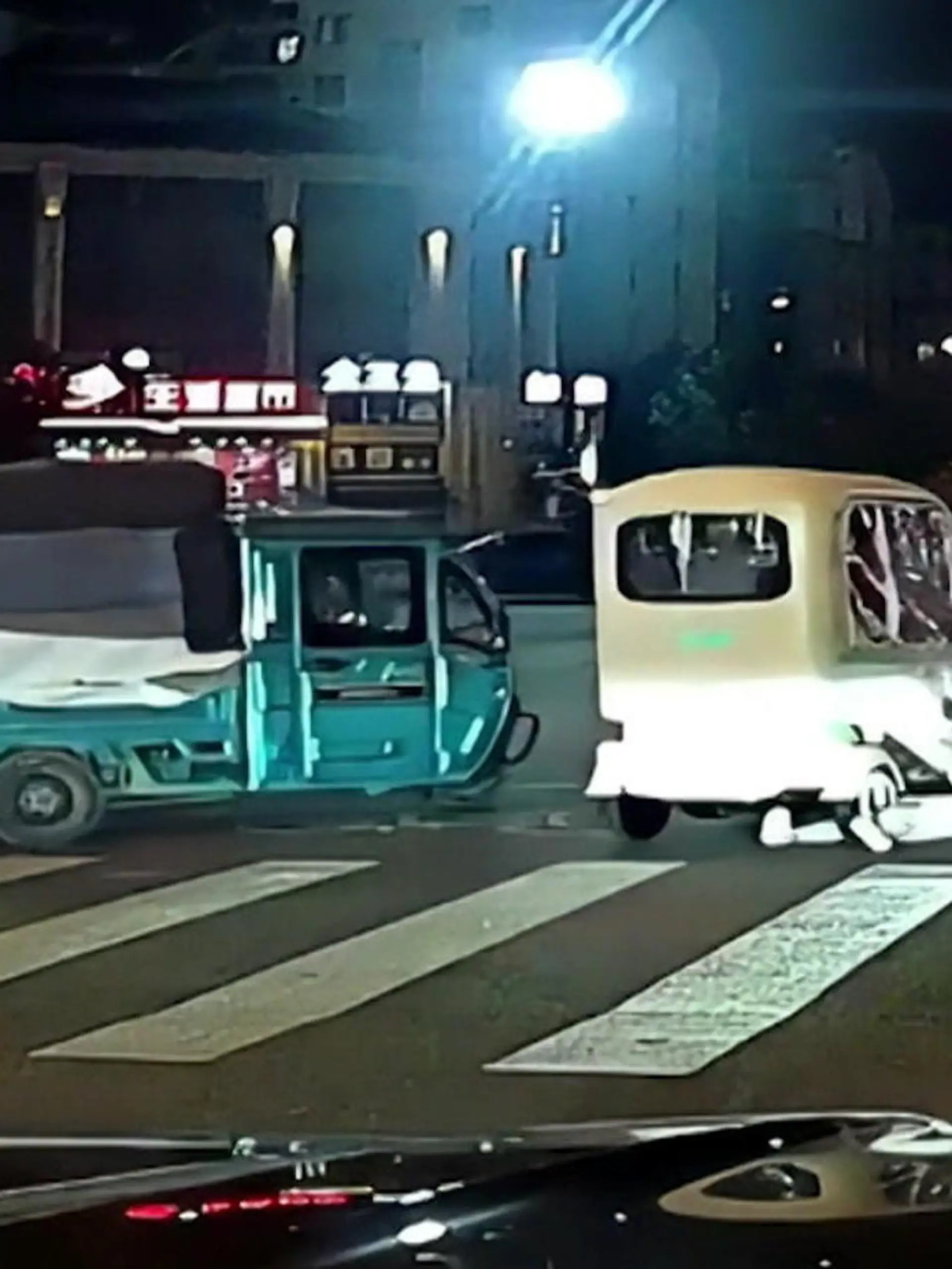 Bild zu: "Während Fahrt unter Auto gerutscht! Kleinkind fällt von Rücksitz"