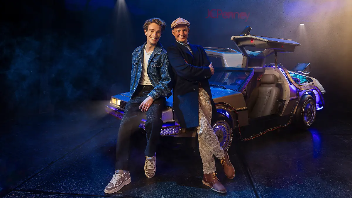 Raphael Groß und Jan Kersjes posieren auf der Bühne des Adelphie Theatre in London
