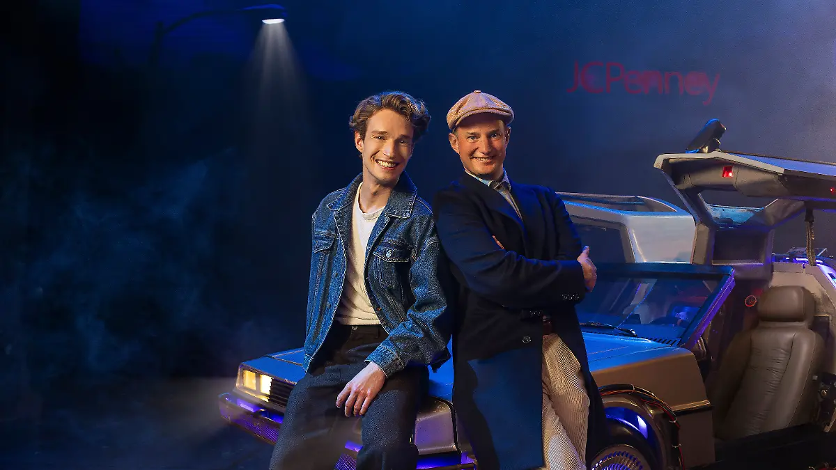 Raphael Groß und Jan Kersjes posieren auf der Bühne des Adelphie Theatre in London
