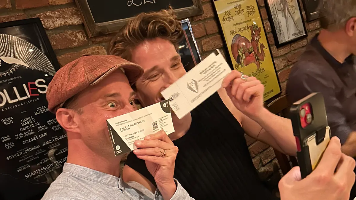 Jan Kersjes und Raphael Groß albern beim Selfiemachen herum