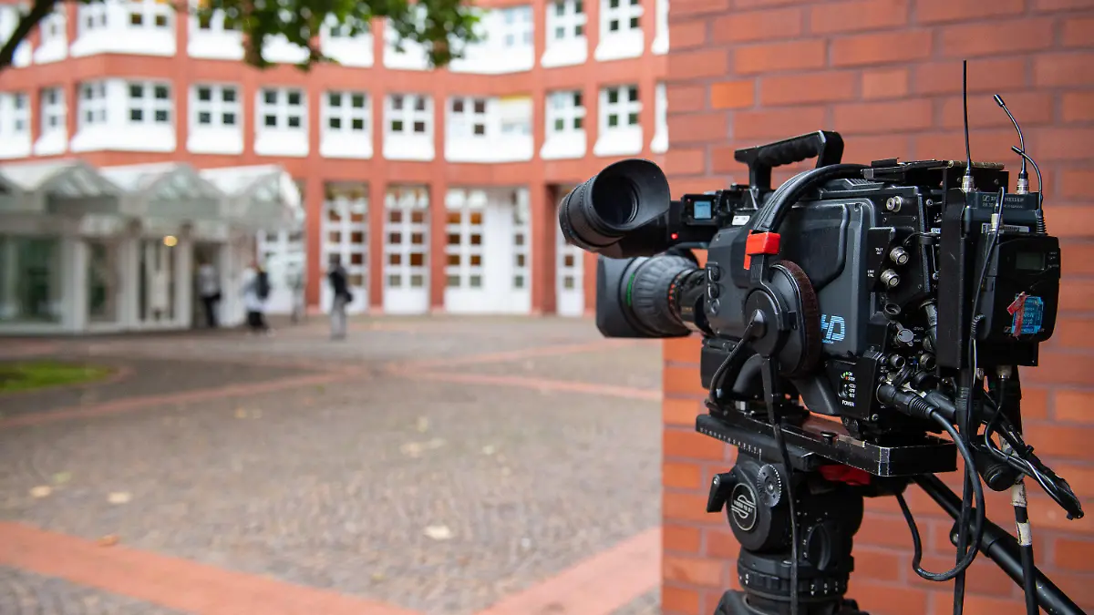 ARCHIV - 06.07.2021, Nordrhein-Westfalen, Münster: Eine Kamera steht vor dem Landgericht. Am 05.08.2021 beginnt ein weiterer Prozess um den Missbrauchskomplex von Münster. Verantworten muss sich die Mutter eines Opfers. (zu dpa «Expertin zu sexuellem Missbrauch: Blick weiten auch auf Frauen») Foto: Guido Kirchner/dpa +++ dpa-Bildfunk +++