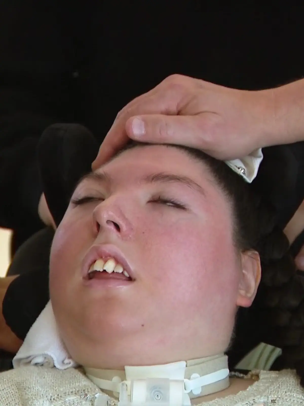 Alex feiert trotz seltener Erkrankung ihren 20. Geburtstag.