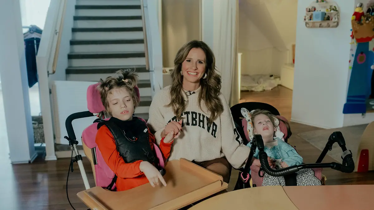 Mareile Höppner im Theodorus Kinder-Tageshospiz in Hamburg. Dort trifft sie die u.a. 17-Jährige Masa, die seit ihrer Geburt unter schweren Entwicklungsstörungen leidet.