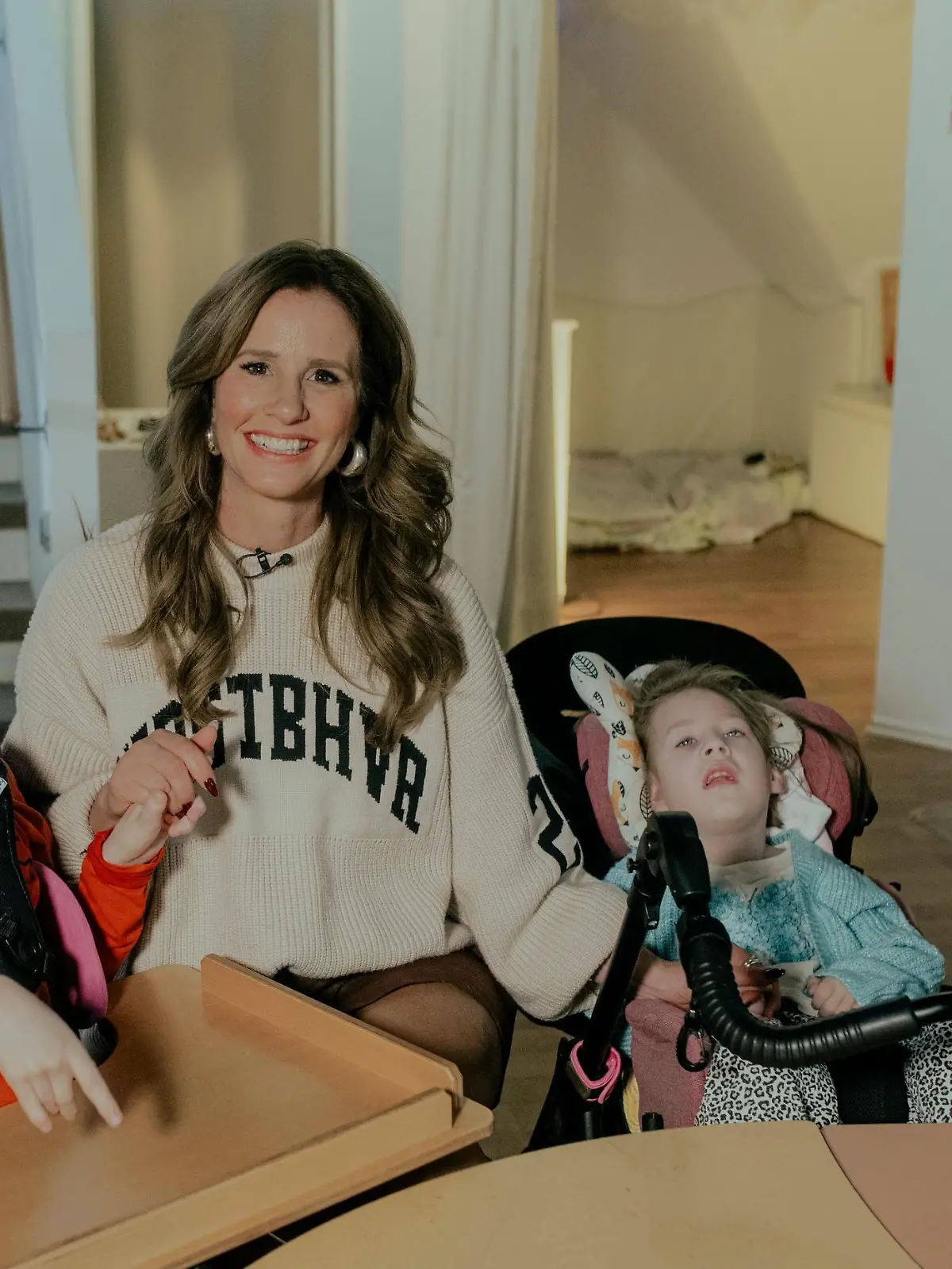 Mareile Höppner im Theodorus Kinder-Tageshospiz in Hamburg. Dort trifft sie die u.a. 17-Jährige Masa, die seit ihrer Geburt unter schweren Entwicklungsstörungen leidet.  